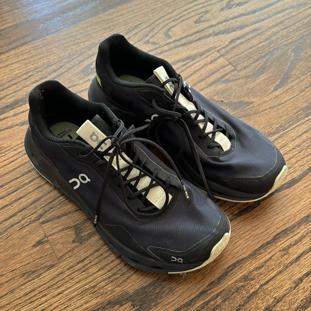 On Cloud running sneakers